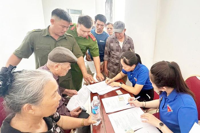 Đoàn viên thanh niên xã Phù Đổng tham gia công tác thu nhận mẫu sinh phẩm ADN của thân nhân các liệt sĩ chưa xác định danh tính. Ảnh: Dương Trung