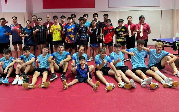 Các tay vợt trẻ Hà Nội và Italia giao lưu trong chuyến tập huấn tại Trung Quốc. Ảnh: Hoàng Tuấn.