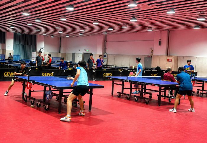 Quang cảnh một buổi thi đấu giao lưu của các tay vợt Hà Nội với các tay vợt nước ngoài trong chuyến tập huấn tại Trung Quốc. Ảnh: Hoàng Tuấn.