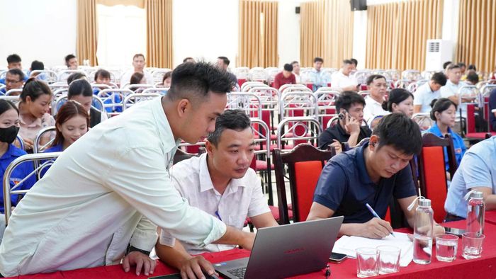 Lực lượng cán bộ cơ sở thực hành thao tác nhập liệu, quét mã trên ứng dụng “Thửa đất số”. Ảnh: Đức Hiển