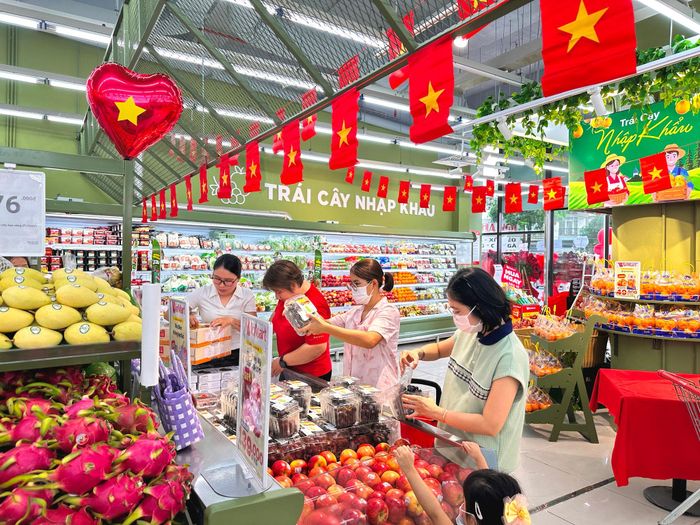 Người dân lựa chọn thực phẩm tươi sống tại siêu thị WinMart.