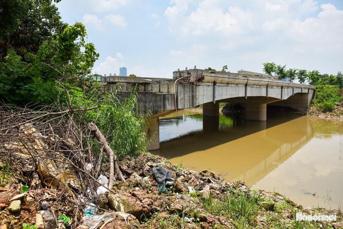 Cầu thuộc dự án đường Phúc Diễn bắc qua một nhánh sông Nhuệ đang thi công dang dở. Khu vực này được kỳ vọng sẽ đồng bộ hơn khi các dự án hạ tầng giao thông và cải tạo dòng sông cùng được triển khai.