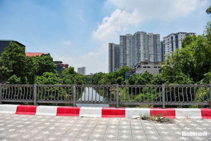 Nhìn dọc theo sông Nhuệ, dòng sông len qua các khu dân cư và những khu đô thị đang phát triển. Đây là một trong những tuyến sông quan trọng của Hà Nội, đồng thời là đối tượng của dự án cải tạo quy mô lớn vừa được thành phố thông qua chủ trương đầu tư.