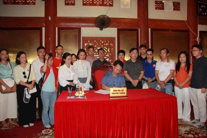 Phó Giám đốc Sở Du lịch Hà Nội Trần Trung Hiếu ghi sổ truyền thống. Ảnh: H.L