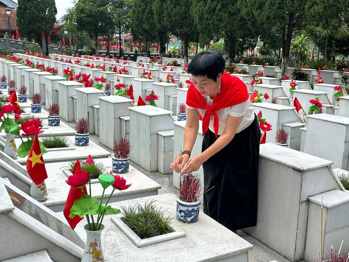 Dâng hương tại Nghĩa trang Liệt sĩ Vị Xuyên. Ảnh: Hoàng Quyên