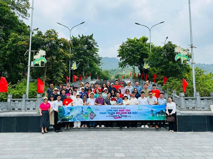 Từ ngày 15 đến 17-7, Sở Du lịch Hà Nội phối hợp với Sở Văn hóa, Thể thao và Du lịch tỉnh Tuyên Quang tổ chức chương trình khảo sát, xây dựng, kết nối các sản phẩm du lịch giữa hai địa phương. Ảnh: Hoàng Quyên