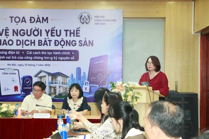 Bà Lê Thị Dung, Trưởng Ban Chuyên môn Hiệp hội Công chứng viên Việt Nam chia sẻ tại tọa đàm. Ảnh: Hồng Nhung