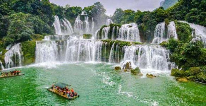 Du lịch tại thác Bản Dốc. Ảnh: M.H
