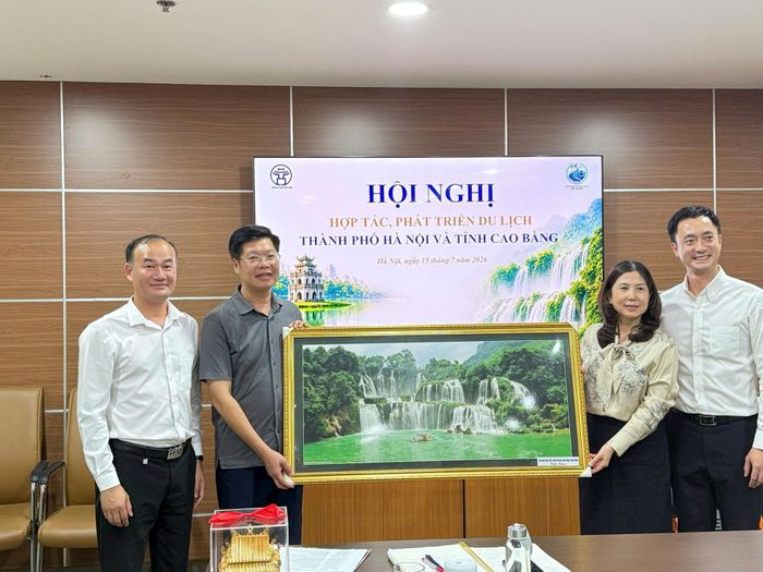 Tại hội nghị, lãnh đạo ngành Du lịch Hà Nội và Cao Bằng cùng tặng quà lưu niệm.