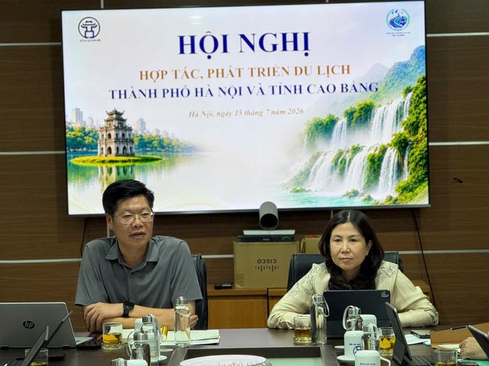 Lãnh đạo ngành Du lịch hai địa phương trao đổi các nội dung hợp tác phát triển du lịch trong giai đoạn tới. Ảnh: H.L