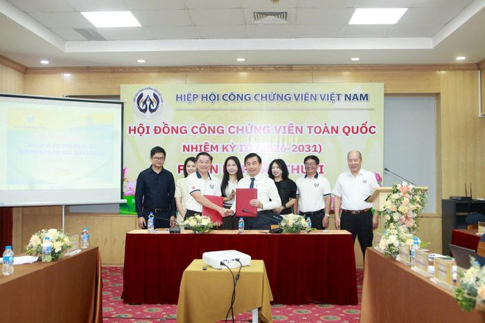 Việc ký kết nhằm tăng cường phối hợp giữa Hiệp hội Công chứng viên Việt Nam và Cơ quan Báo và Phát thanh, Truyền hình Hà Nội trong công tác thông tin, tuyên truyền về chủ trương, chính sách, pháp luật và hoạt động công chứng. Ảnh: Hồng Nhung