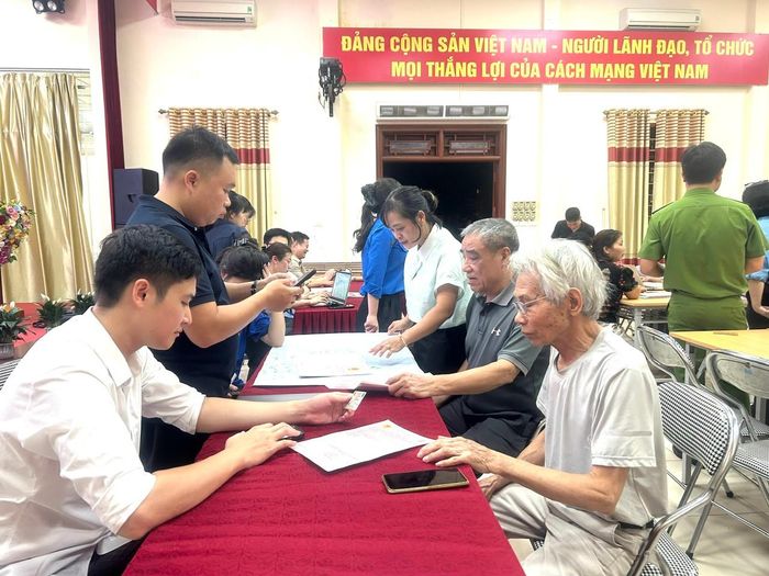 Ông Đào Ngọc Quyết (thứ nhất từ phải qua) cho rằng, việc số hóa dữ liệu đất đai giúp công tác quản lý đất đại được minh bạch, thuận lợi hơn.