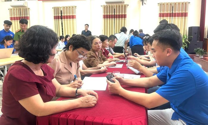 Trong chiến dịch lần này, lực lượng đoàn viên thanh niên tiếp tục phát huy vai trò xung kích hỗ trợ nhân dân nhập dữ liệu. Ảnh: B.Duy