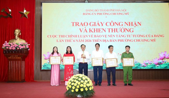 Bí thư Đảng ủy, Chủ tịch HĐND phường Chương Mỹ Phí Minh Hải khen thưởng các tập thể, cá nhân có thành tích trong cuộc thi chính luận về bảo vệ nền tảng tư tưởng của Đảng. Ảnh: Kim Nhuệ