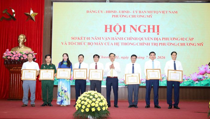 Bí thư Đảng ủy, Chủ tịch HĐND phường Chương Mỹ Phí Minh Hải khen thưởng các tập thể, cá nhân có thành tích trong triển khai chính quyền địa phương hai cấp. Ảnh: Kim Nhuệ