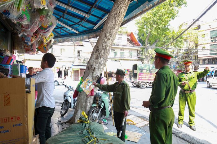 Xử lý nghiêm hành vi lấn chiếm lòng lề đường, vỉa hè gây mất trật tự đô thị với mức phạt tiền tăng cao từ 1,5 đến 2 lần mức phạt chung của cả nước nhằm trả lại không gian an toàn cho người đi bộ.