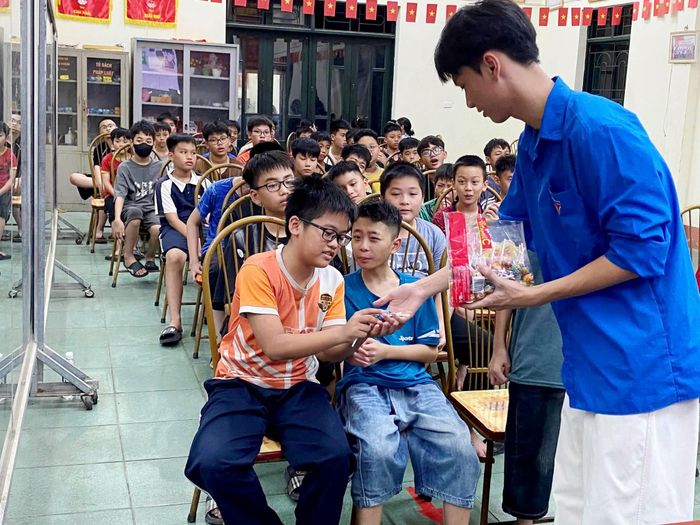 Trẻ em được nhận những phần quà ý nghĩa. Ảnh: TTĐP