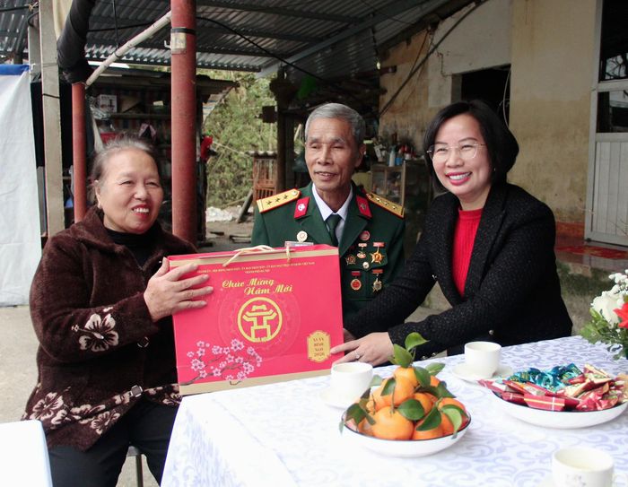 Chủ tịch Ủy ban MTTQ Việt Nam thành phố Hà Nội Bùi Huyền Mai trao quà tới gia đình có công với cách mạng. Ảnh: Lê Phương