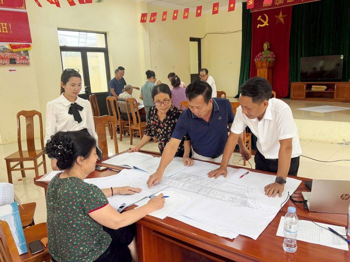 Lãnh đạo xã Quốc Oai kiểm tra quy trình rà soát, đối chiếu và cập nhật dữ liệu đất đai trên địa bàn. Ảnh: Kim Ngân