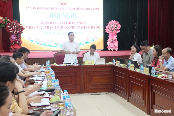 Đồng chí Nguyễn Văn Hợi, Chủ tịch Ủy ban MTTQ Việt Nam xã Gia Lâm, Trưởng Cụm thi đua số 5 thông tin tại hội nghị. Ảnh: TH