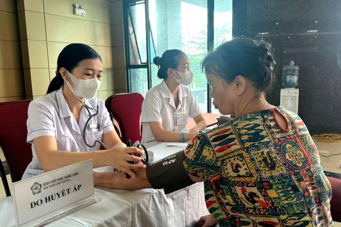 Người dân đều được đo huyết áp, kiểm tra sức khỏe trước khi khám chuyên sâu. Ảnh: Mai Hoa