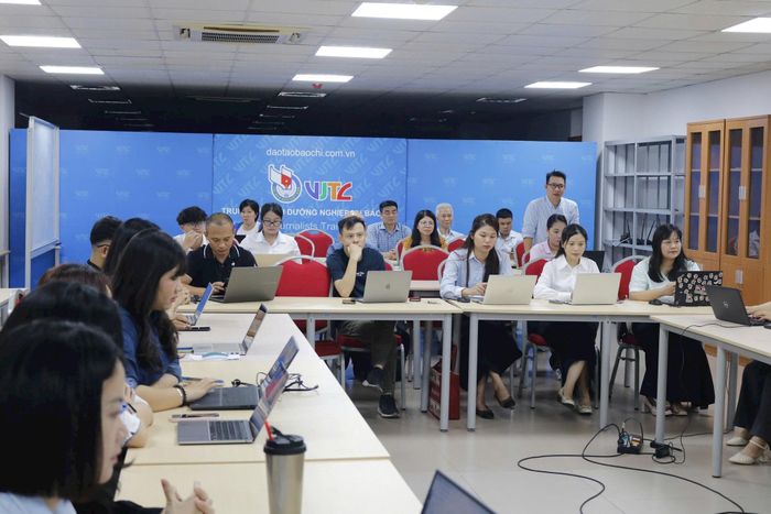 Các học viên trao đổi sôi nổi tại khóa học. Ảnh: Trần Hùng