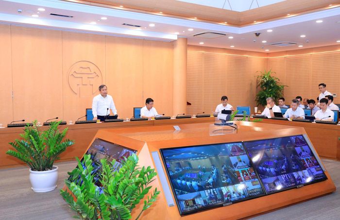 Chủ tịch UBND thành phố Hà Nội Vũ Đại Thắng cùng các đồng chí lãnh đạo thành phố, sở, ngành tham dự cuộc họp. Ảnh: Viết Thành