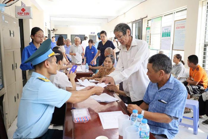 Người có công, thân nhân gia đình chính sách được tư vấn sức khỏe và cấp phát thuốc miễn phí. Ảnh: TH