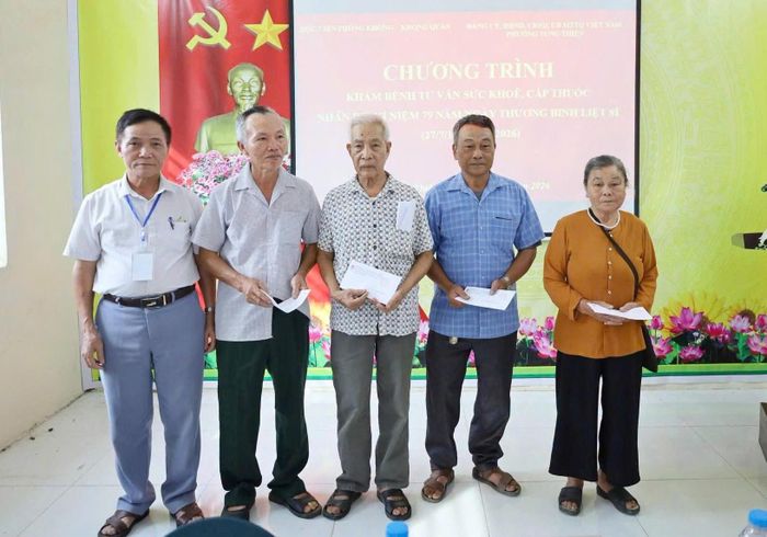 Trao quà cho các gia đình chính sách tiêu biểu thuộc các tổ dân phố Xuân Sơn và Nhân Lý. Ảnh: TH