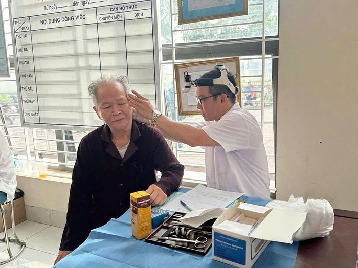 Đội ngũ y, bác sĩ kiểm tra sức khỏe, tư vấn điều trị và hướng dẫn chăm sóc sức khỏe cho người cao tuổi. Ảnh: TH
