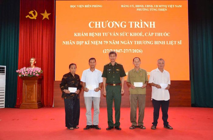 Đại diện Học viện Biên phòng và Chi hội Hỗ trợ gia đình liệt sĩ khu vực Sơn Tây trao quà cho các đối tượng chính sách tiêu biểu. Ảnh: TH
