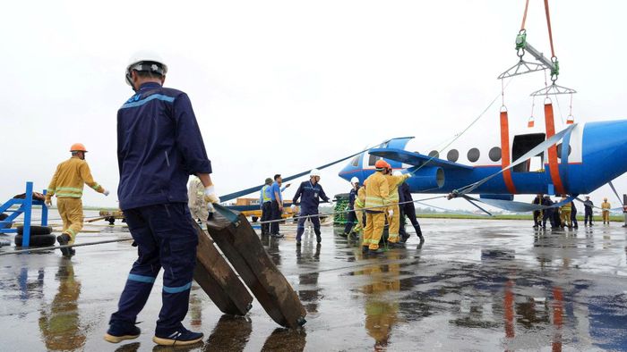 Lực lượng cứu hộ đưa tàu bay giải phóng an toàn khỏi đường cất hạ cánh. Ảnh: Phan Công