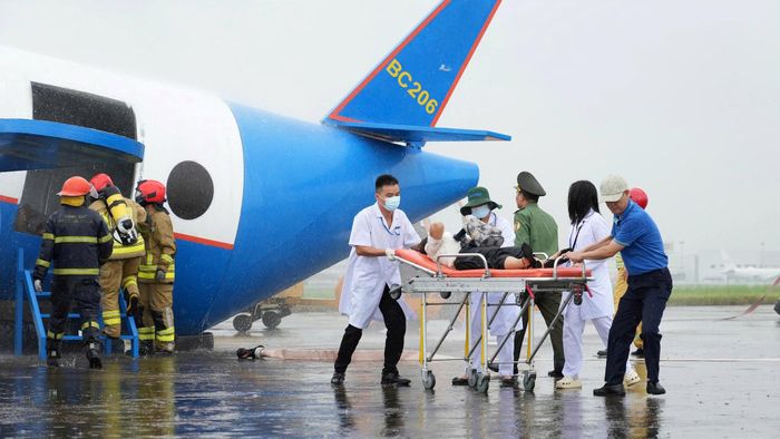 Đội Y tế khẩn nguy Cảng hàng không quốc tế Nội Bài triển khai lực lượng sơ cấp cứu các hành khách bị thương. Ảnh: Phan Công