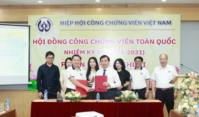 Hiệp hội Công chứng viên Việt Nam và Cơ quan Báo và Phát thanh, Truyền hình Hà Nội đã ký kết Thỏa thuận hợp tác truyền thông. Ảnh: Hồng Nhung
