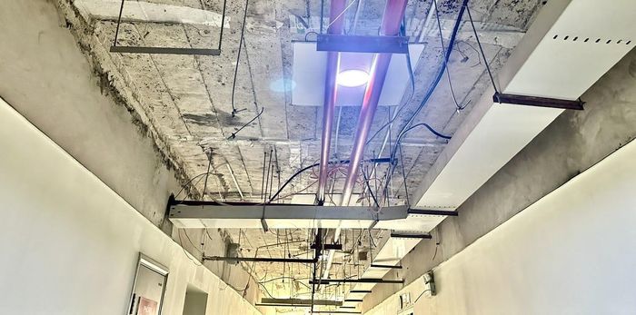 Hiện trạng hệ thống phòng cháy, chữa cháy tại Tòa nhà SME Hoàng Gia còn dang dở, tiềm ẩn nguy cơ mất an toàn. Ảnh: VT