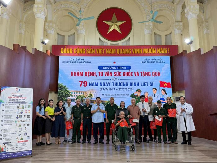 Đại diện lãnh đạo phường, bệnh viện và nhà tài trợ tặng quà cho các thương binh tại chương trình. Ảnh: Hoa Thành