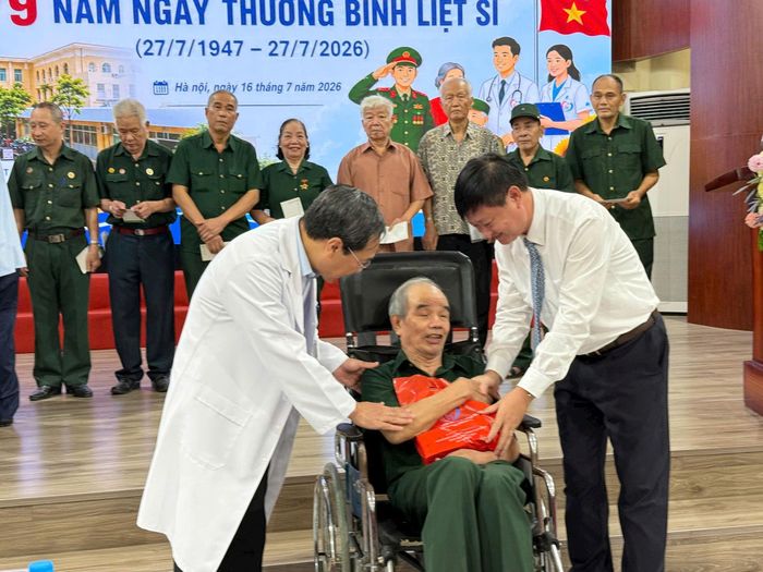 Ông Lê Công Quỳnh nhận quà từ đại diện lãnh đạo phường và lãnh đạo Bệnh viện. Ảnh: Hoa Thành