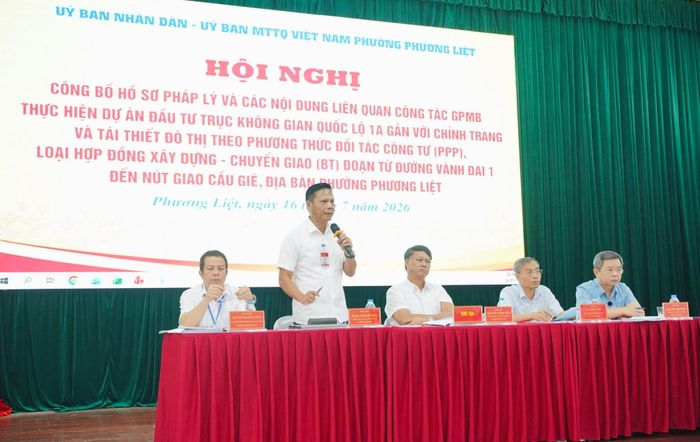 Đại diện lãnh đạo phường Phương Liệt tham gia đối thoại với người dân. Ảnh: ND