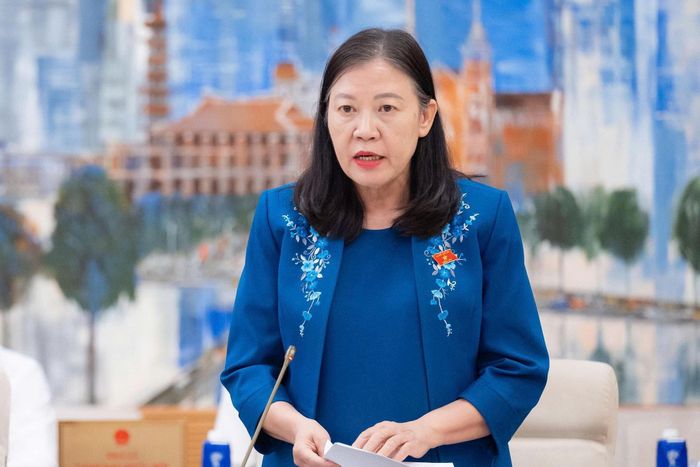 Chủ nhiệm Ủy ban Dân nguyện và Giám sát của Quốc hội Lê Thị Nga trình bày tóm tắt báo cáo thẩm tra. Ảnh: media.quochoi.vn