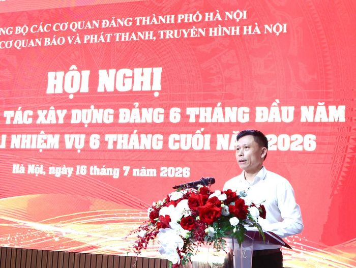 Phó Bí thư Thường trực Đảng ủy, Phó Giám đốc, Chủ tịch Công đoàn Cơ quan Báo và Phát thanh, Truyền hình Hà Nội Nguyễn Thành Lợi phát biểu tại hội nghị. Ảnh: Thanh Hải