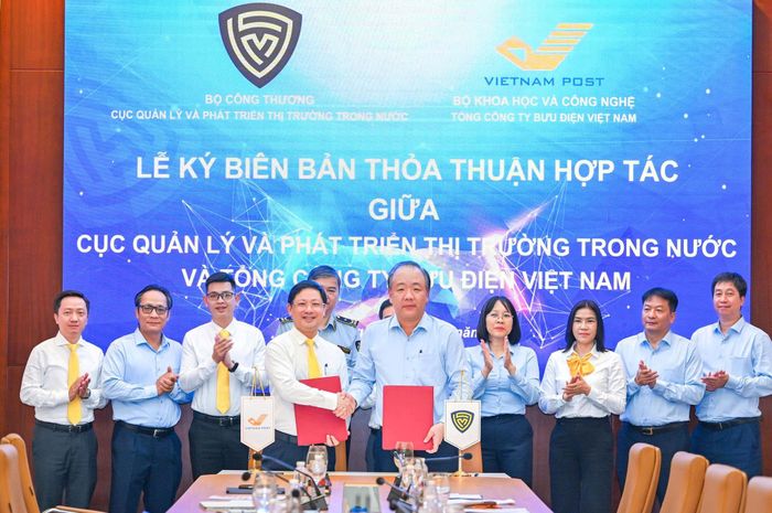 Cục Quản lý và Phát triển thị trường trong nước (Bộ Công Thương) và Tổng công ty Bưu điện Việt Nam (Vietnam Post) ký kết thỏa thuận hợp tác giai đoạn 2026-2030. Ảnh: Lưu Quyên
