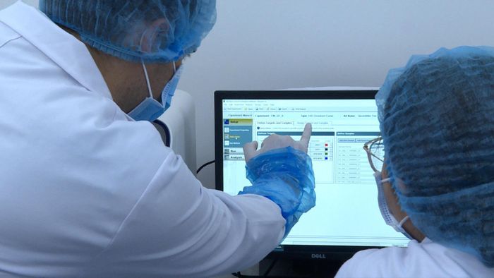 Cẩn trọng, tỉ mỉ trong từng khâu thực hiện. Ảnh: Hằng Thu