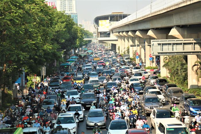 Áp lực giao thông tại Hà Nội đang ngày càng gia tăng khi tốc độ phát triển phương tiện và nhu cầu đi lại liên tục vượt xa tốc độ đầu tư hạ tầng. Ảnh: Phạm Công