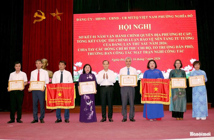 Tập thể, cá nhân phường Nghĩa Đô được nhận Cờ thi đua và Bằng khen của UBND thành phố. Ảnh: MT