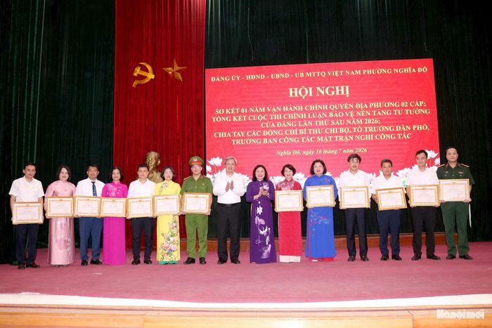 Phường Nghĩa Đô khen thưởng các tập thể, cá nhân có thành tích trong một năm vận hành chính quyền địa phương hai cấp. Ảnh: MT