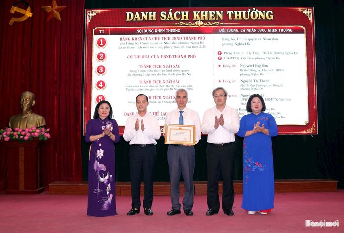 Phường Nghĩa Đô vinh dự nhận Bằng khen của Chủ tịch UBND thành phố Hà Nội. Ảnh: MT