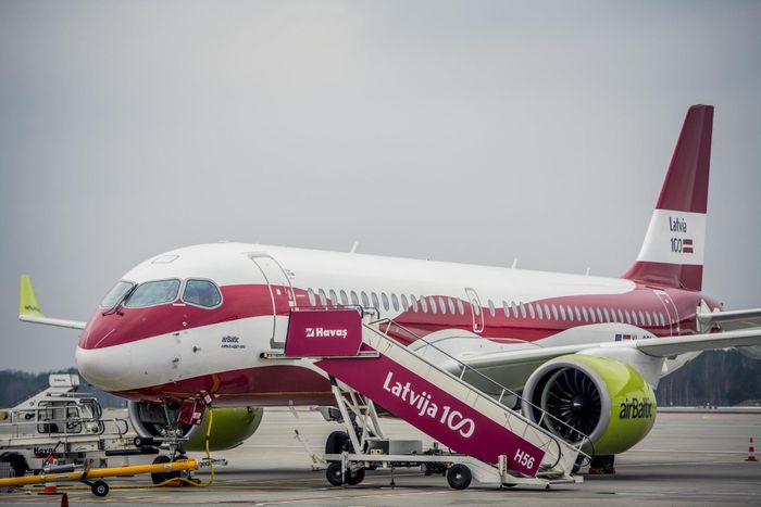 Máy bay Airbus A220-300 của hãng hàng không airBaltic tại sân bay Riga, Latvia. Ảnh: airBaltic