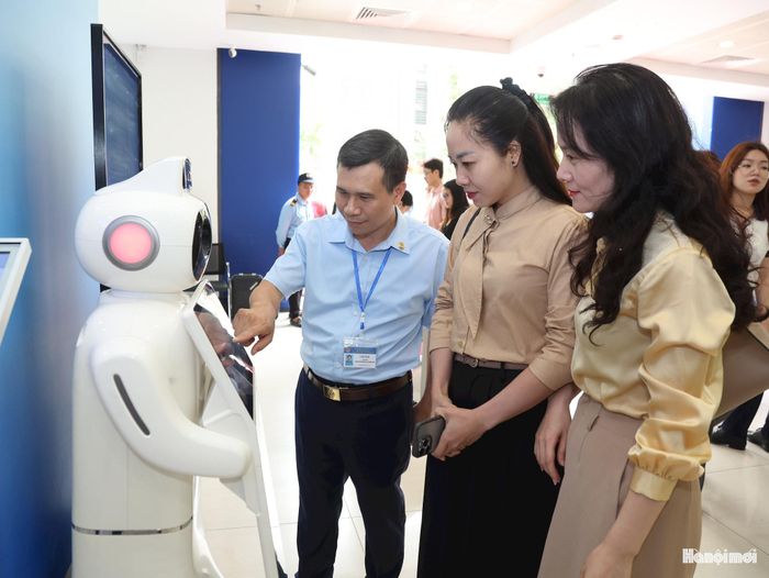 Robot "trợ lý ảo" được Trung tâm Dịch vụ hành chính công thành phố Hà Nội bố trí tại tầng 1 để hỗ trợ người dân tra cứu thông tin. Ảnh: Viết Thành