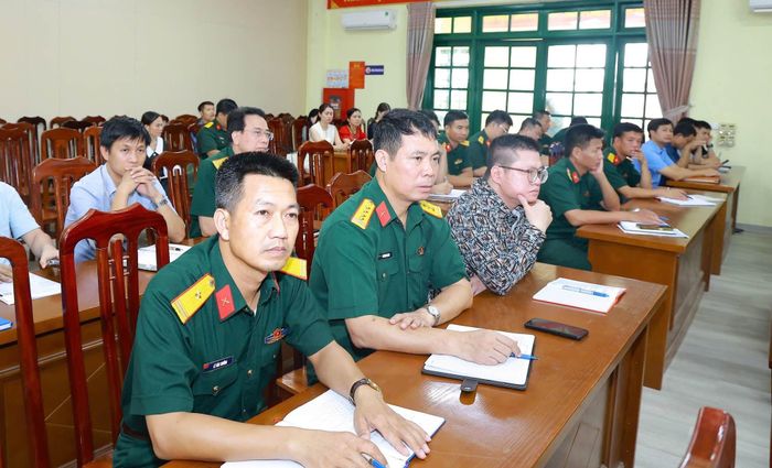 Các đơn vị trên địa bàn xã Yên Xuân tại Hội nghị triển khai Chiến dịch 45 ngày làm giàu, làm sạch dữ liệu đất đai. Ảnh: Hữu Thiện