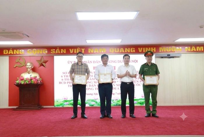 Các tập thể và cá nhân có thành tích xuất sắc trong thực hiện nhiệm vụ của các Ban Chỉ đạo. Ảnh Thùy Dương